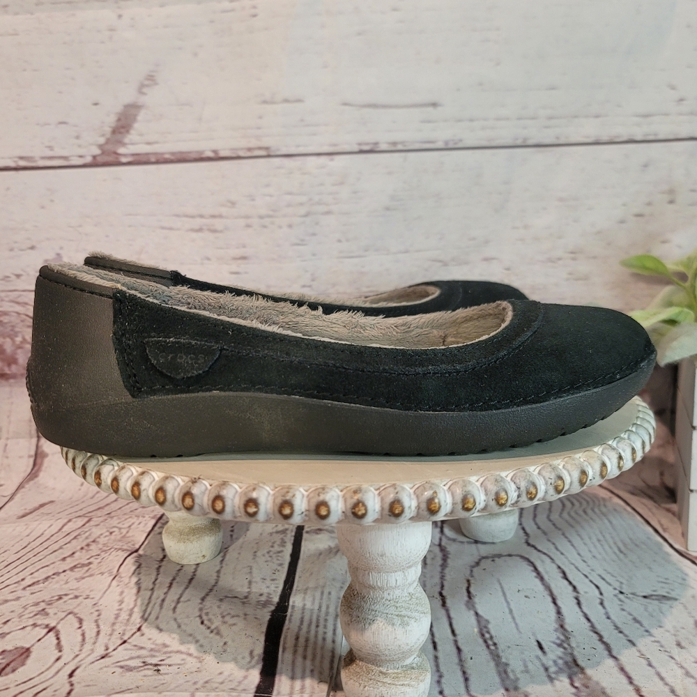 Crocs Mammoth Winter Ballet Flats in black suede. - Picture 6 of 11